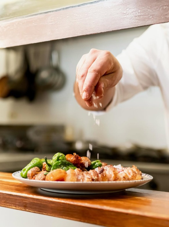 Arroz socarrat con mariscos frescos al punto perfecto de cocción