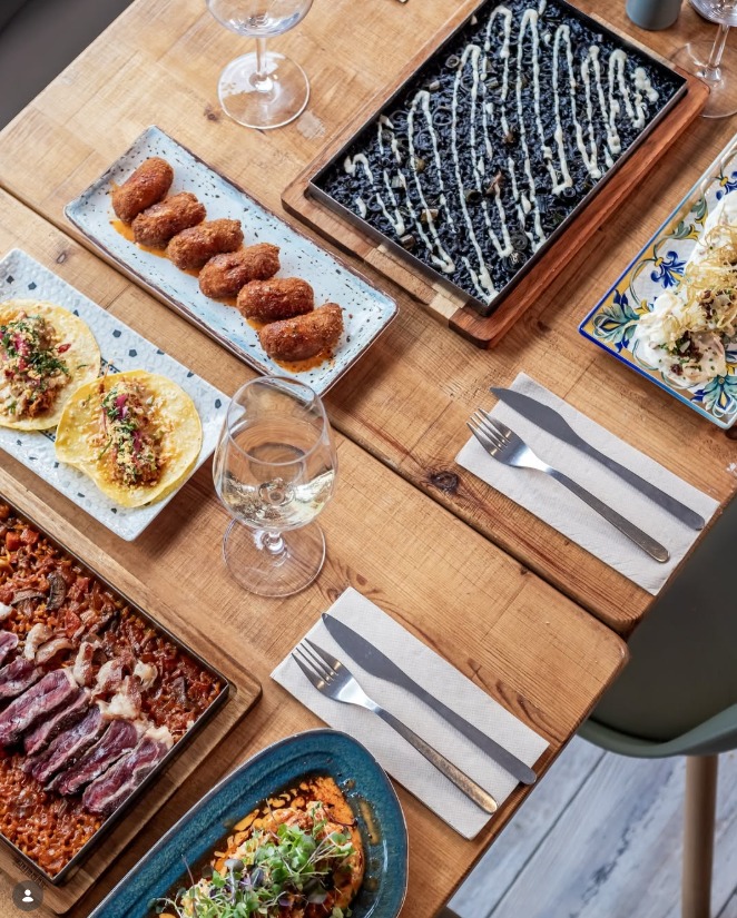 Detalle de plato de autor elaborado en cocina abierta